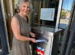 Neuer barrierefreier Briefkasten am Rathaus